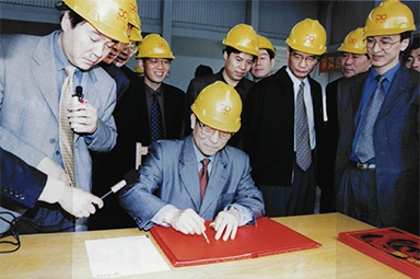 2002年4月3日，时任浙江省省长柴松岳视察9999js金沙老品牌工业园