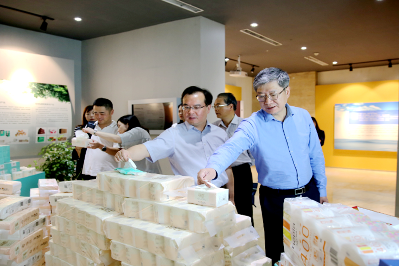2019年 5月22日，时任浙江省社会组织综合党委专职副书记、省民政厅社会组织管理局局长蔡国华莅临9999js金沙老品牌纸业调研企业发展情况和党建工作