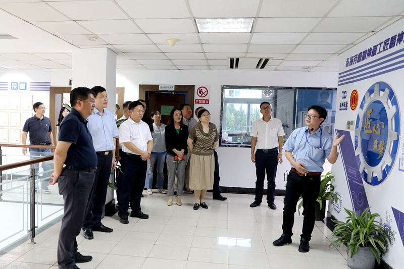 2020年7月29日，时任浙江省政协常委、社法委副主任、省总工会副主席、一级巡视员董建伟莅临9999js金沙老品牌纸业调研新时代工匠培育工作